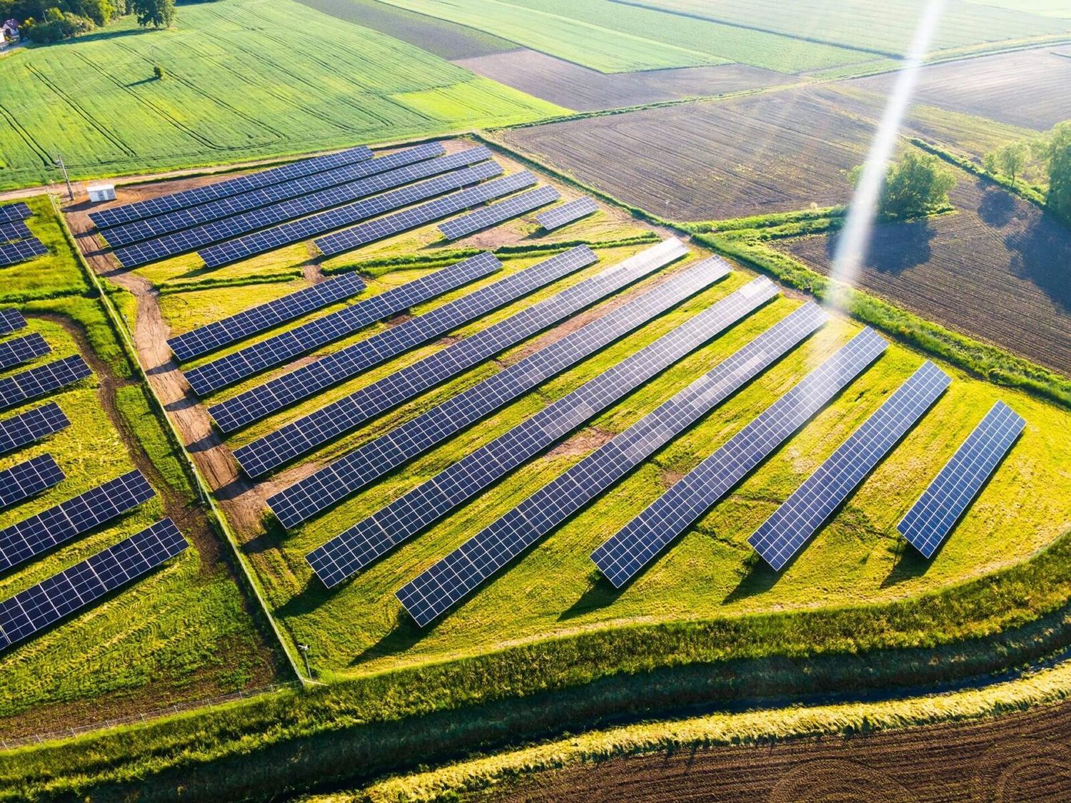 Fotovoltaické panely nad zemědělskou plochou