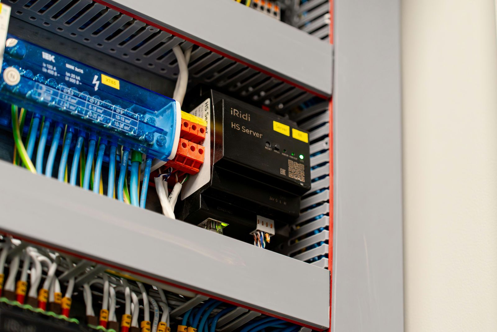 Řídicí systém EMS v rozvaděči – server a měřicí moduly