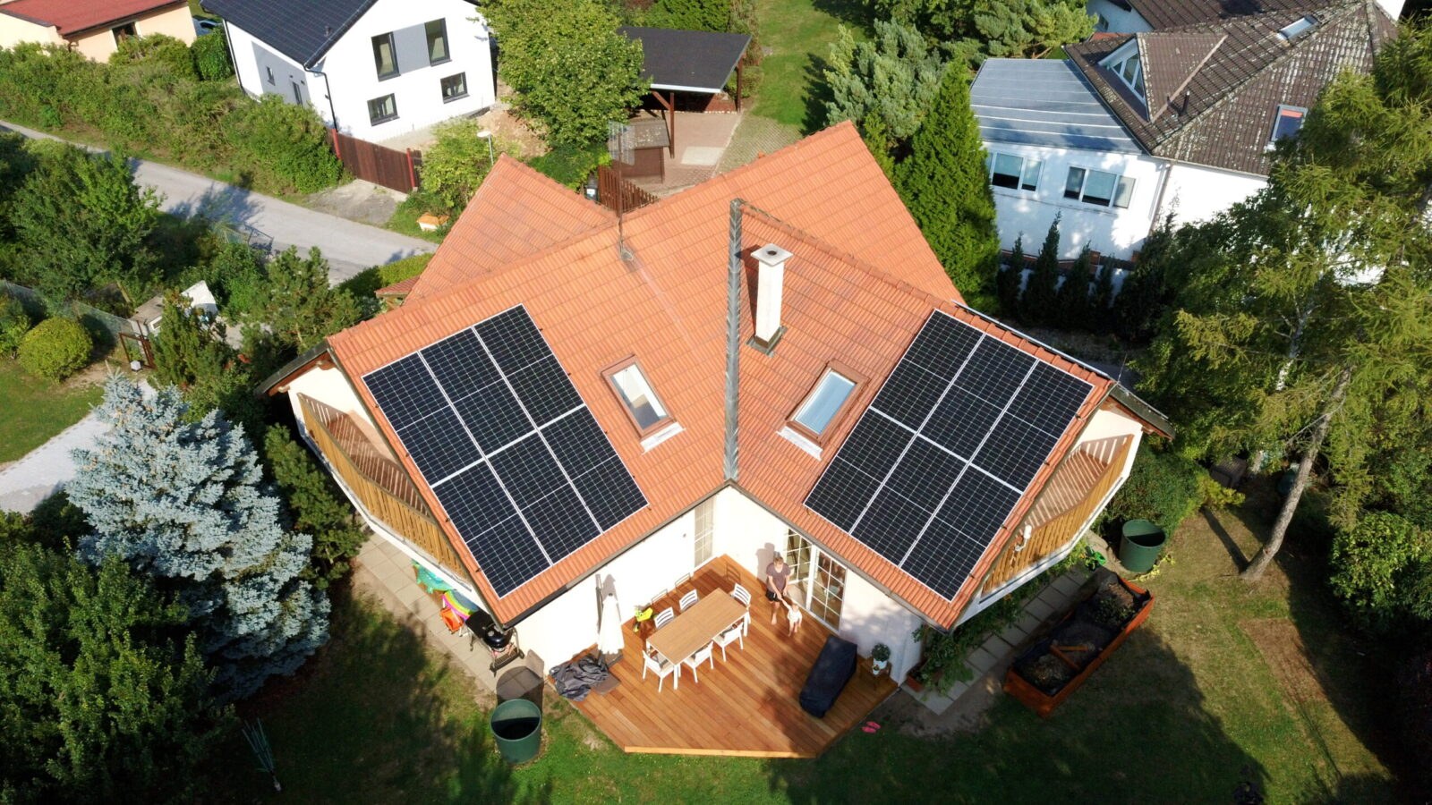 Rodinný dům s fotovoltaickou elektrárnou na střeše, záběr z dronu
