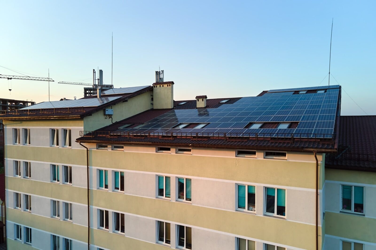 Fotovoltaická elektrárna na střeše bytového domu