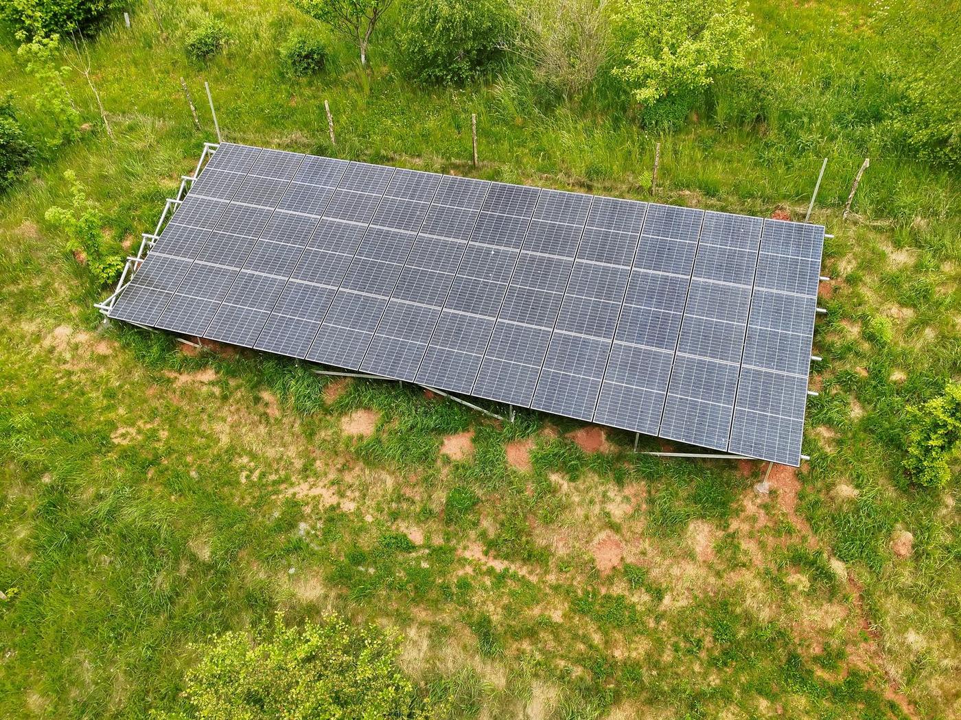 Pozemní fotovoltaická elektrárna na pozemku, záběr z dronu