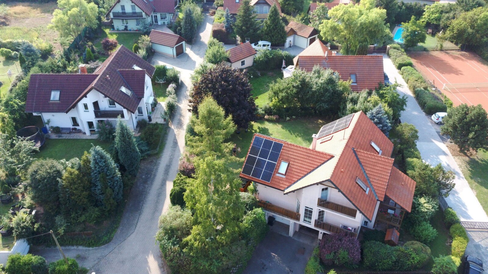 Rodinný dům s fotovoltaickou elektrárnou, záběr z dronu