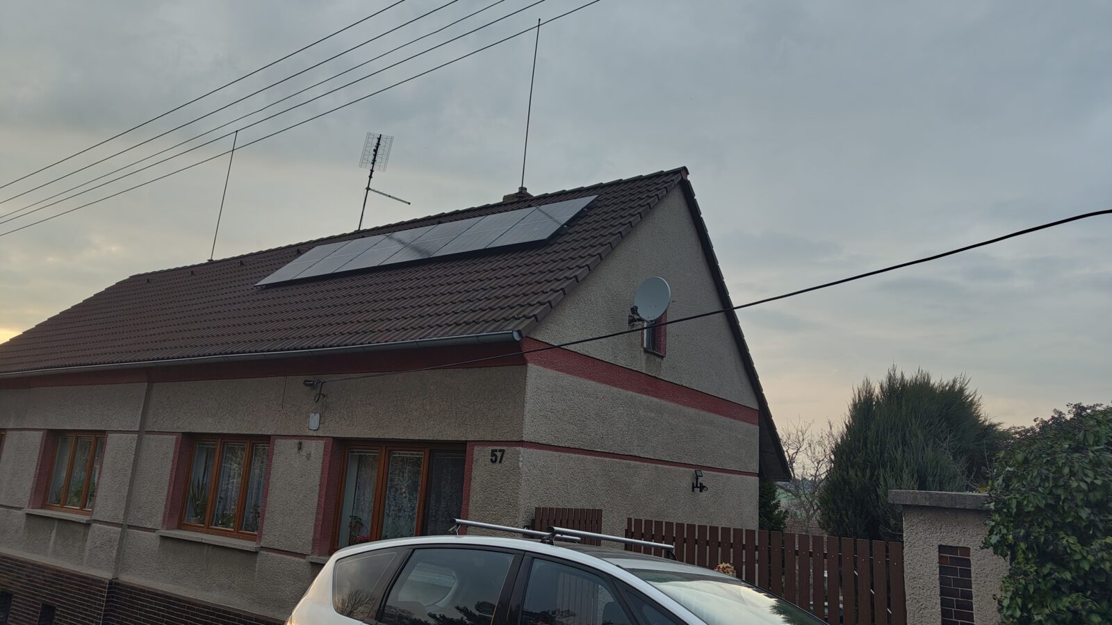 Rodinný dům se sedlovou střechou a fotovoltaickou elektrárnou