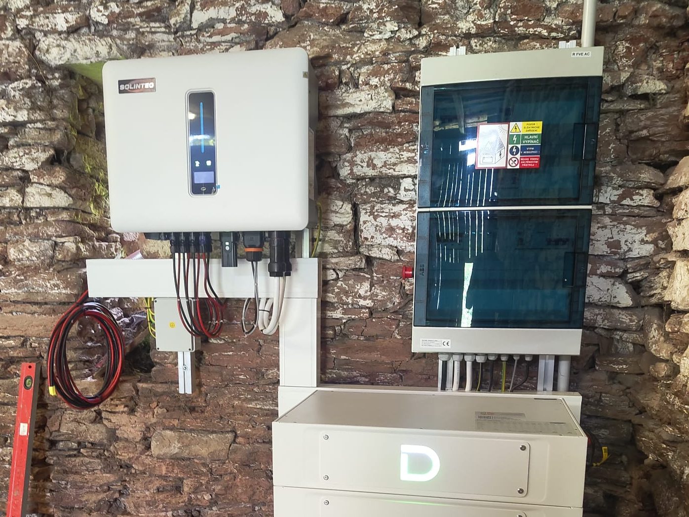 Hybridní měnič Solinteg s rozvaděčem v technické místnosti