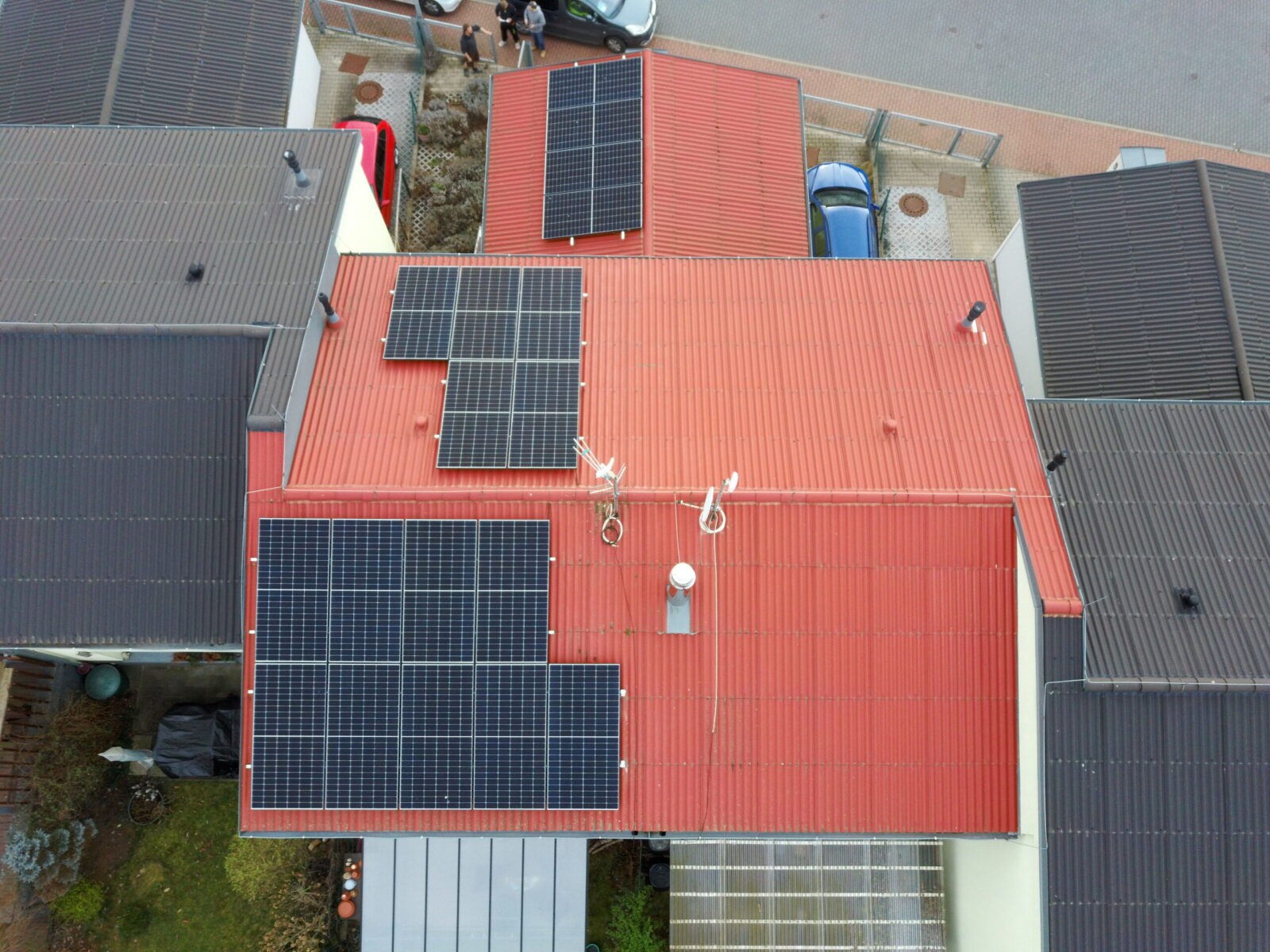 Fotovoltaika 9,81 kWp na rodinném domě v Praze-západ, záběr z dronu