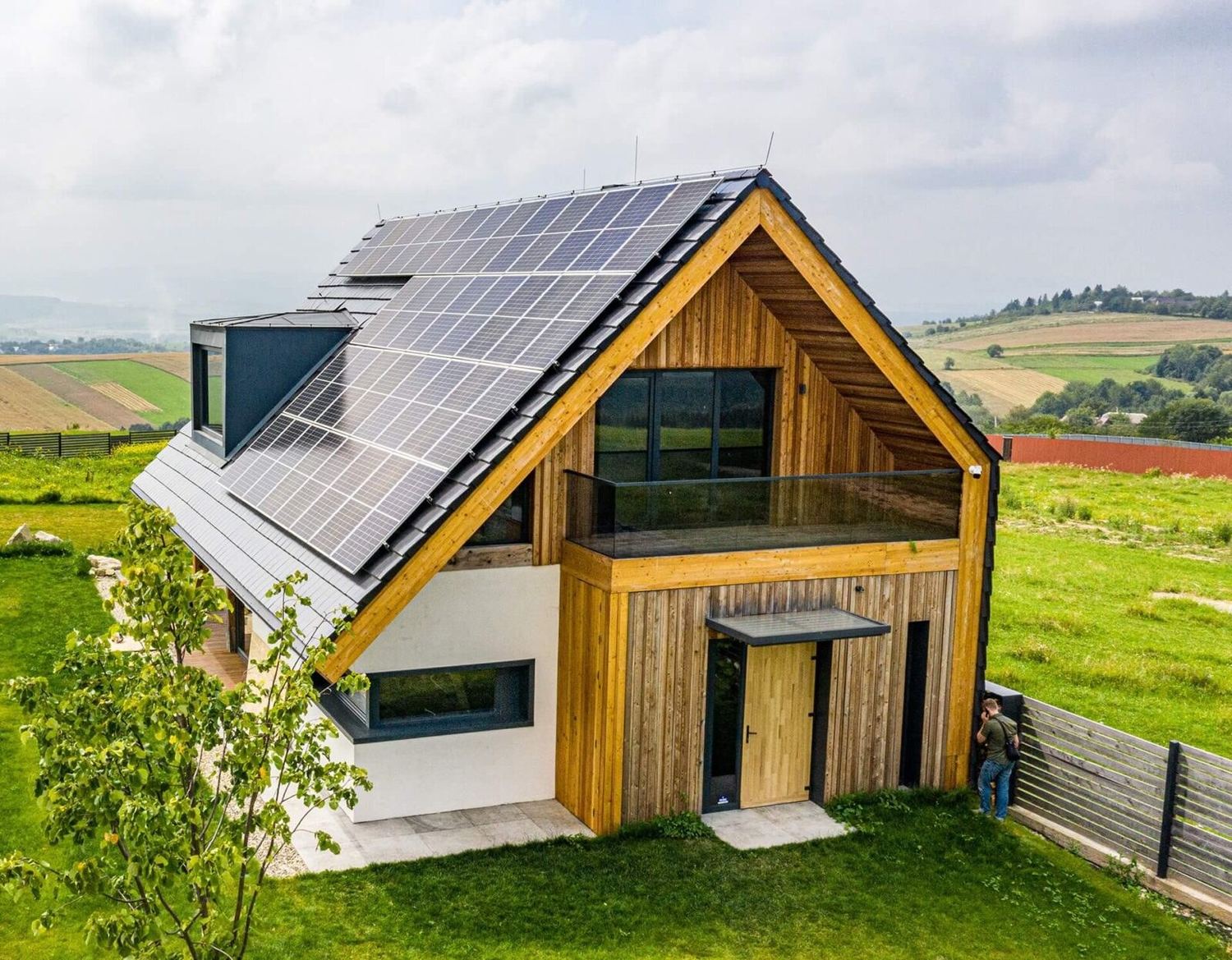 Moderní dřevostavba s fotovoltaickými panely na střeše